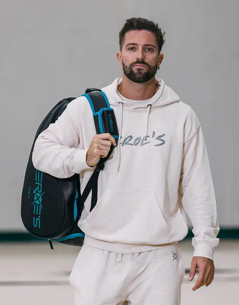 Player carrying the Heroe's Thunder Futura padel bag
