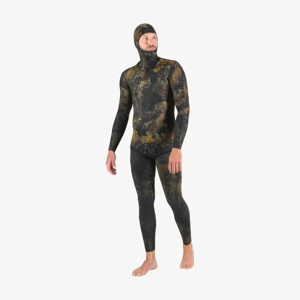 Mares Illusion 30 3mm camo spearfishing suit, front view on model