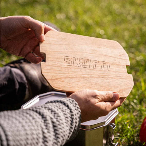 SKOTTI PLANK Wooden Lid and Chopping Board, Click On Cover for the SKOTTI BOKS 1 L and 2.5 L Grill Pots