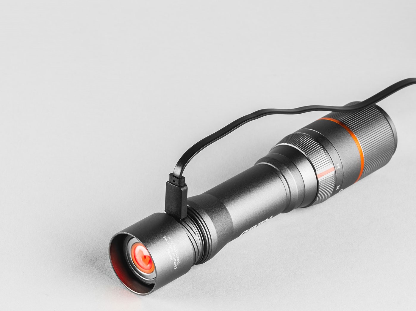 nebo-davinci-1000-rechargeable-flashlight-3