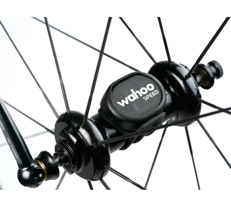 wahoo-elemnt-roam-v2-gps-fahrradcomputer-bundle-mit-tickr-27