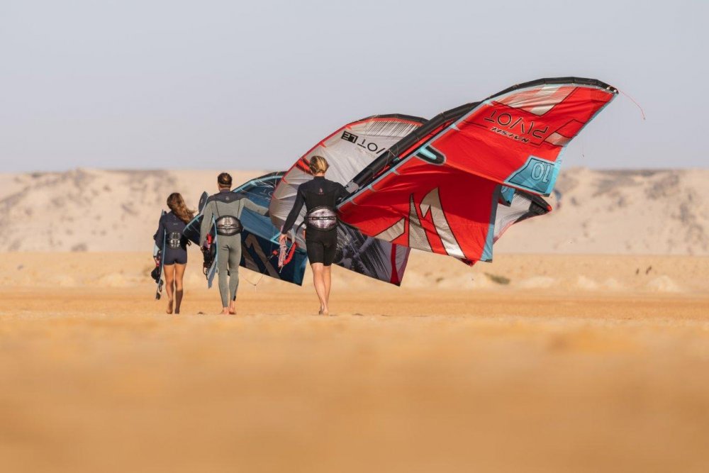 b8475b8e8ba1eef321f60161eeaf9f6e-kite-2024-naish-pivot-on-the-beach