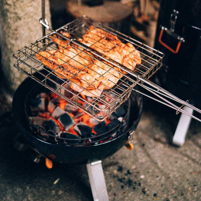 ProQ_Flip_N_Grate_Chicken_on_V4_ProQ_Smoker_Image_900x